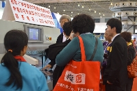 采購(gòu)團(tuán)對(duì)切紙機(jī)性能進(jìn)行了解