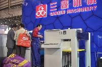 三鑫機(jī)械展位上的采購(gòu)團(tuán)身影
